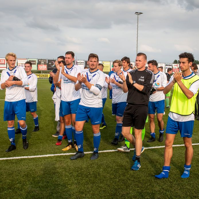 Spelers van Cluzona bedanken het meegereisde publiek voor hun steun.