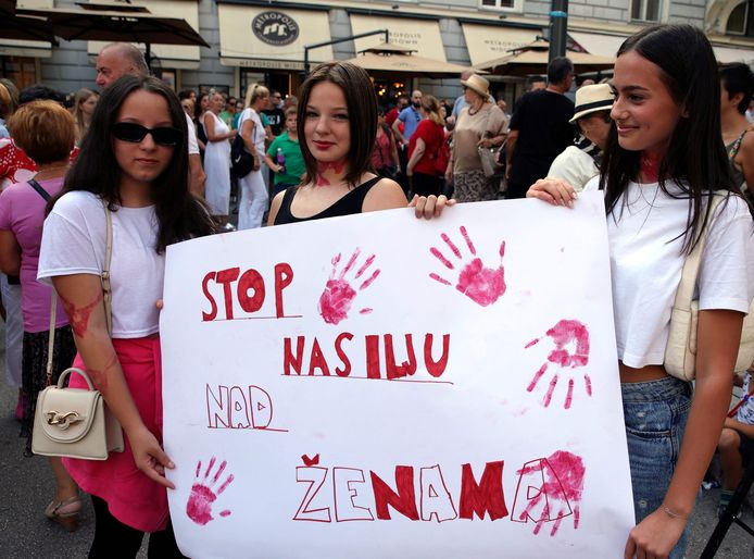 Duizenden mensen protesteren in Sarajevo met borden met teksten als ‘we zullen niet in angst leven’ en ‘stop femicide’.