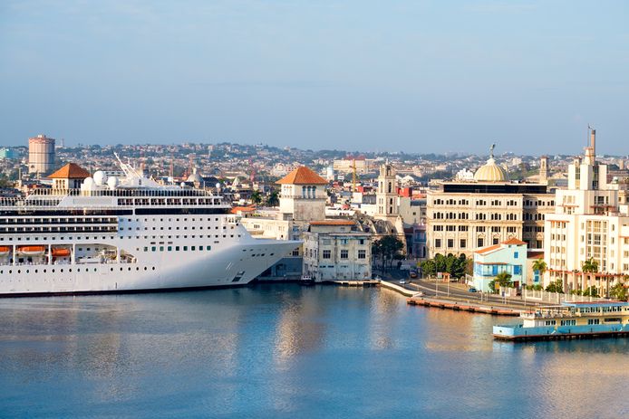Een luxe cruiseschip in de haven van de Cubaanse hoofdstad Havana.