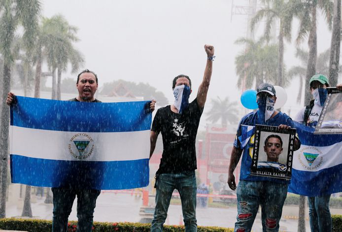 Betogers roepen slogans tegen president Daniel Ortega.
