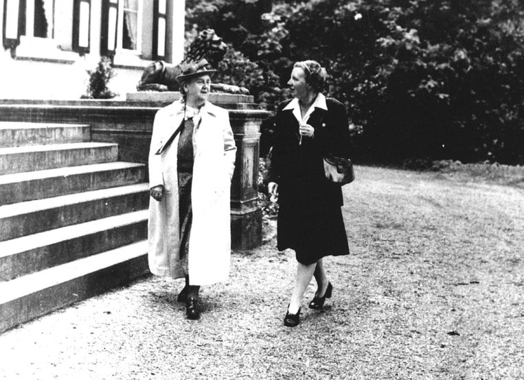 Wilhelmina (links) en Juliana in 1948.  Beeld ANP