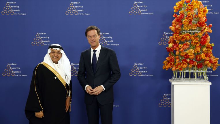 Premier Rutte met Hashim Yamani, de president van King Abdullah City for Atomic and Renawable Energy. Beeld afp