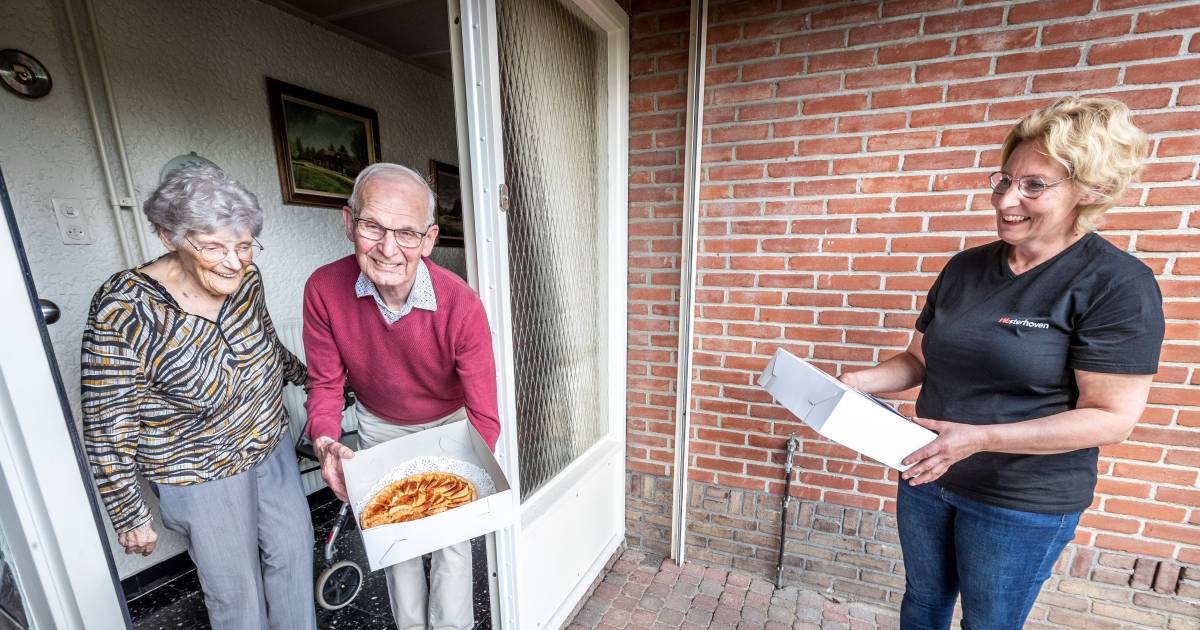 In de rij met baksels voor verraste inwoners van Westerhoven