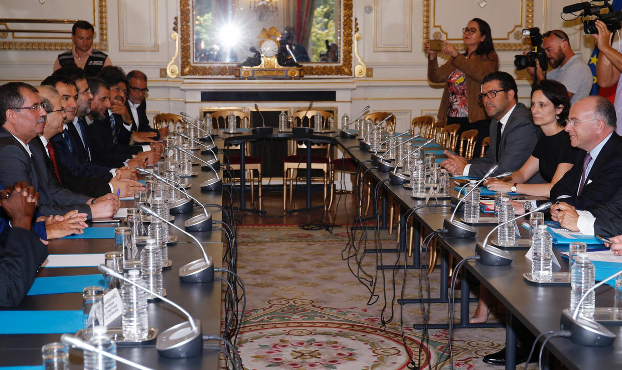 Cazeneuve (rechts) in gesprek met vertegenwoordigers van de moslimgemeenschap. Beeld afp