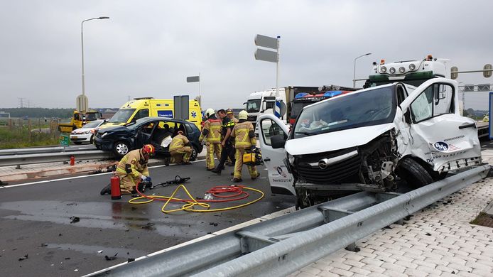 De schade is groot aan beide voertuigen, die op de vangrail terecht kwamen.