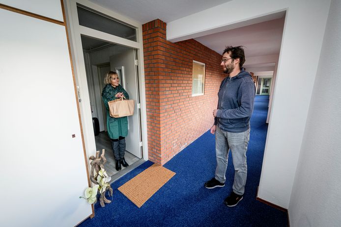 Maaike van Donk werd verkozen tot Hardwerkende Held van Enschede en kreeg haar maaltijd gratis thuisbezorgd door Het Paradijs.