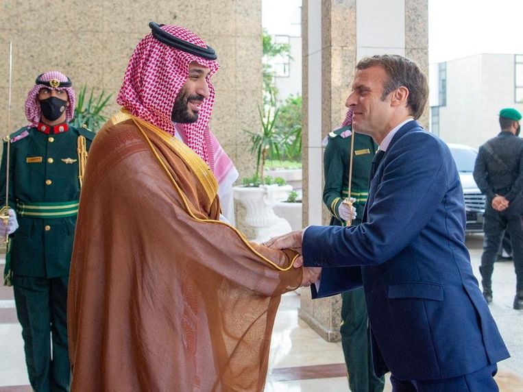 Kroonprins Mohammed bin Salman en de Franse president Emmanuel Macron in Jeddah, Saoedie-Arabië, op 4 december 2021. Beeld VIA REUTERS