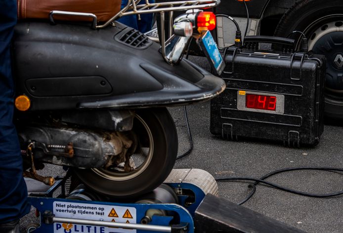 Vijf boetes schreef de politie woensdagmiddag in Enschede uit voor opgevoerde scooters.