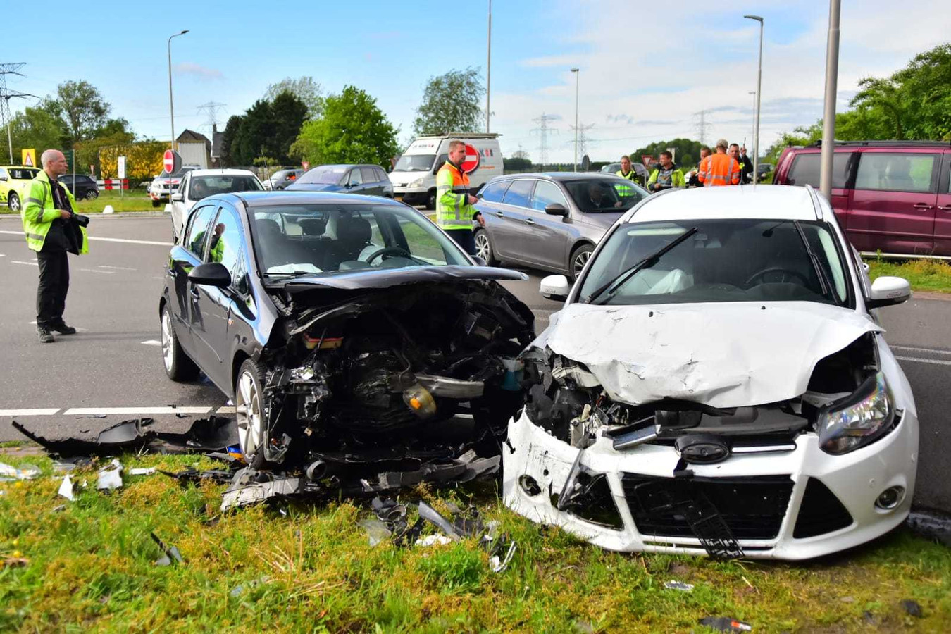 Grote ravage door ongeluk tussen twee auto's op N640 bij Oud Gastel