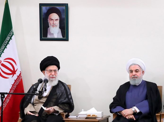 Le Guide suprême, l'ayatollah Ali Khamenei, et le président iranien Hassan Rohani (devant le portrait de l'ayatollah Khomeini, guide spirituel de la révolution islamique de 1979)