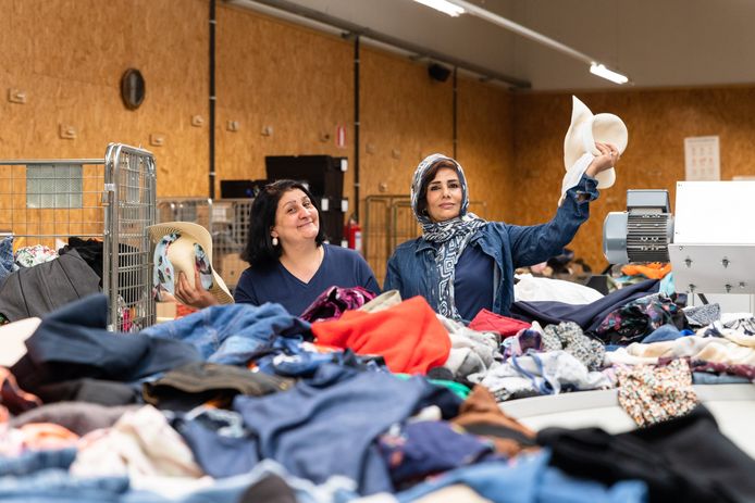 Ook vluchtelingen kunnen aan de slag in de kringloopwinkels.