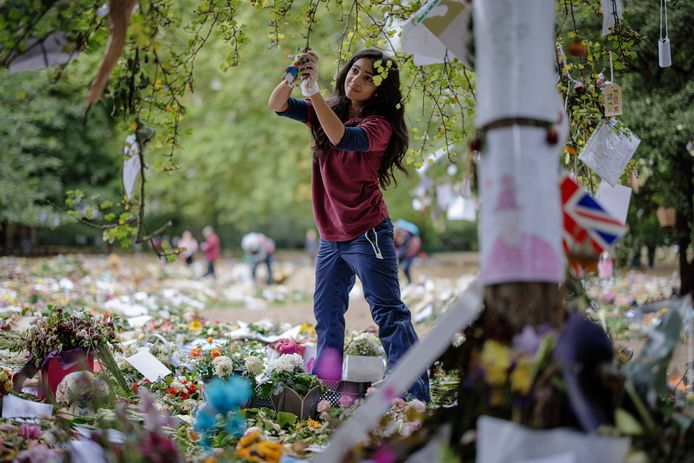 Vrijwilligers halen bloemen voor de Queen weg uit Londense parken.