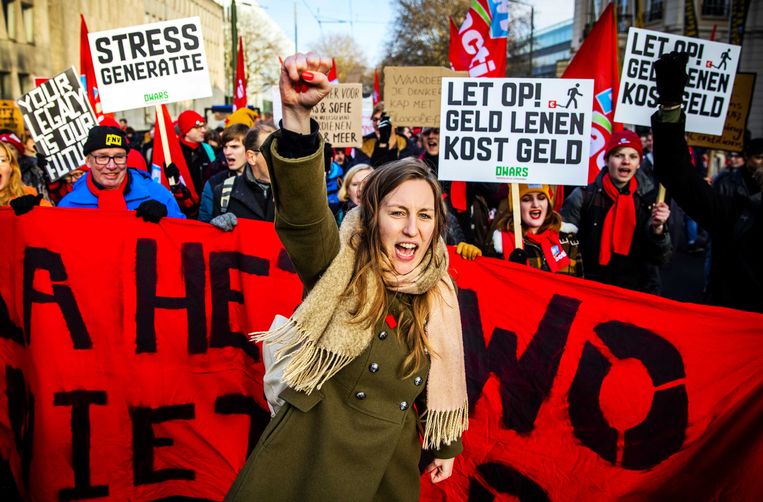 Universitair medewerkers en actiegroep WOinActie voeren actie in het centrum van Den Haag tegen bezuinigingen op het universitair onderwijs. Beeld Remko de Waal, ANP