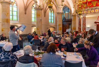 Steeds meer alleenstaanden schuiven aan bij kerstbrunch in Epe: ‘Er zijn mensen die echt knetteralle