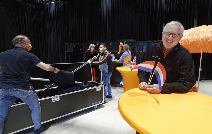 Hans Fassbender (rechts) bij de opbouw van het podium voor de online Koningsdag.