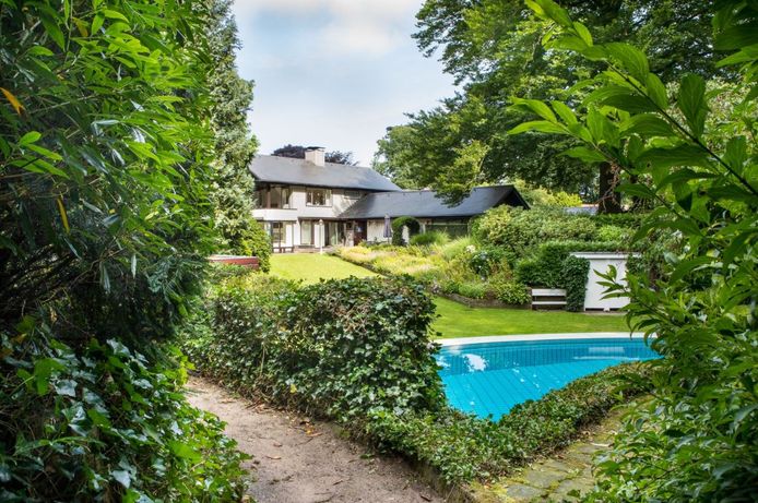 Landhuis La Strada aan de Stationsweg in Ede staat te koop.