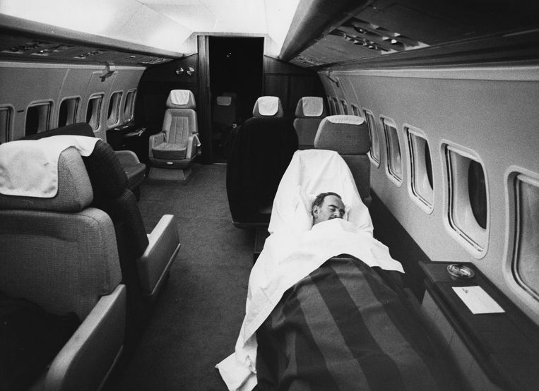 1978, minister van Buitenlandse Zaken Chris van der Klaauw maakt zich op voor de nacht in bed in de Fokker Fellowship, het regeringsvliegtuig. Hij vliegt terug van een officieel bezoek aan Jordanië. Beeld Vincent Mentzel 