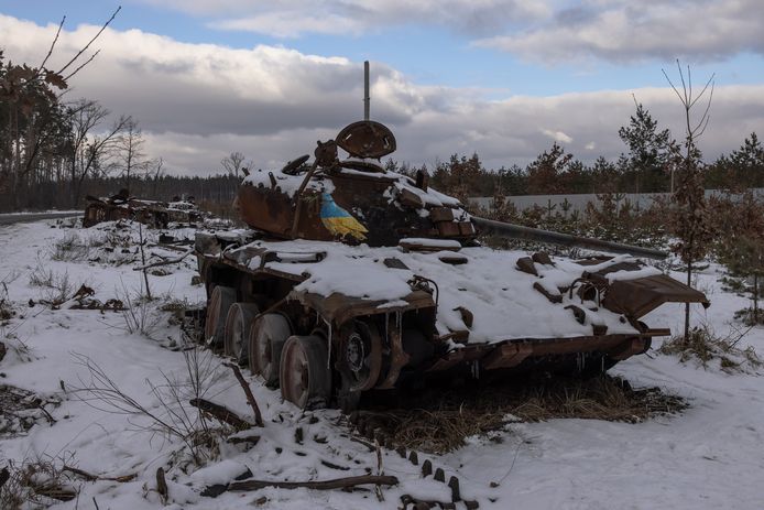 Beeld van 6 februari. Een vernielde Russische tank met een kunstwerk van een vredesduif met de Oekraïense kleuren nabij het dorp Dmytrivka, buiten Kiev.