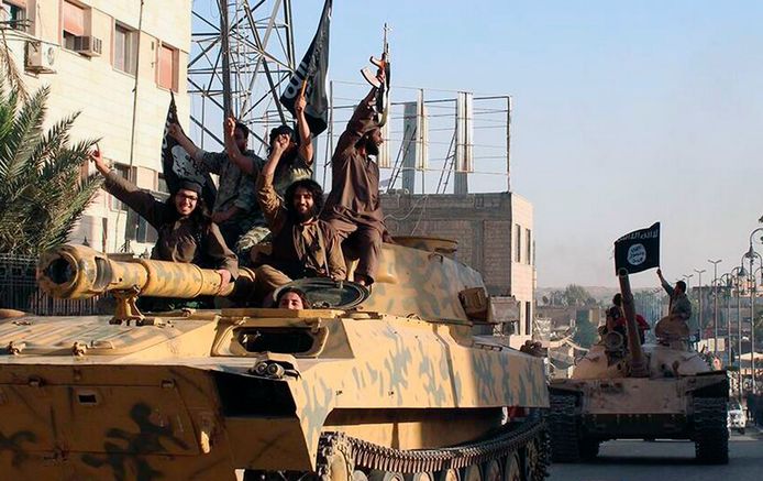 Archieffoto: Strijders van Islamitische Staat hielden op 30 juni 2014 bij de inname van de Syrische stad Raqqa een ‘overwinningsparade’ met buitgemaakt materieel. Raqqa groeide daarop uit tot de hoofdstad van het IS-kalifaat.