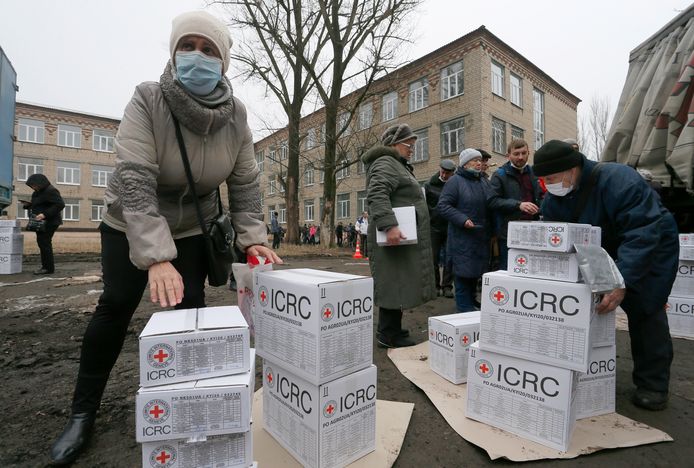 Inwoners van Donetsk ontvangen humanitaire hulpartikelen van het Rode Kruis.