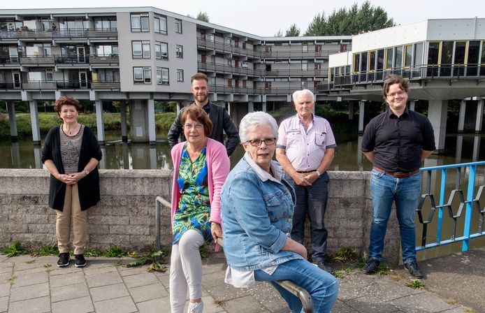 Zes van de acht leden van de nieuwe bewonerscommissie van ’t Swafert. Achterste rij vanaf links: Wietske Idzes, Danny Rietman,  Klaas van Schie en Cor van den Berg. Daarvoor Jolande Burlage en helemaal vooraan Mirriam te Vaarwerk.