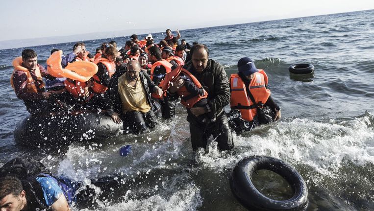 Syrische vluchtelingen komen aan op het eiland Lesbos. Beeld AFP