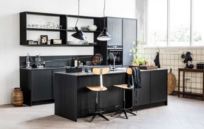 Een opgeruimde keuken staat netjes.