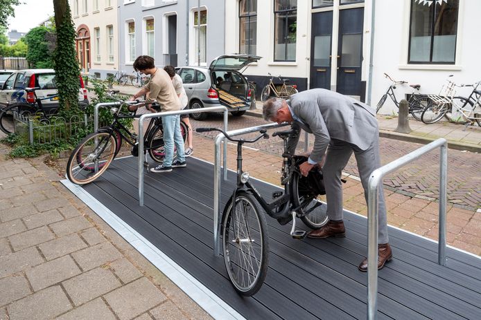 Een fietsvlonder komt op de plek van een parkeerplaats. Enschede begint een test.