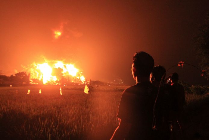 De olieraffinaderij van Pertamina in Balongan op West-Java gaat in vlammen op.