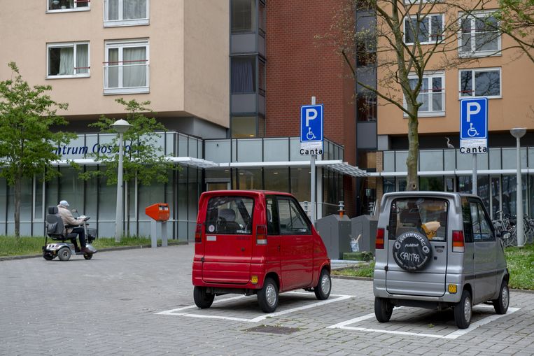 Personeel van verpleeghuis het Flevohuis hoeft straks alleen maar het Kramatplantsoen in Oost over te steken om zorg te verlenen in het naastgelegen woningcomplex.  Beeld Sabine Joosten/ANP