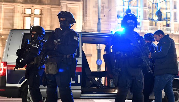 Gewapende politie in Wenen in de buurt van het operagebouw.