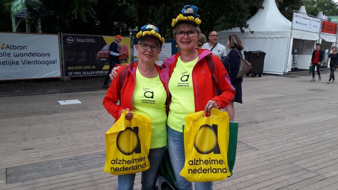Trudy en Henny Westendorp uit Deventer halen geld op voor Alzheimer Nederland.