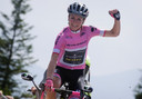 Annemiek van Vleuten viert haar zege op de Monte Zoncolan.