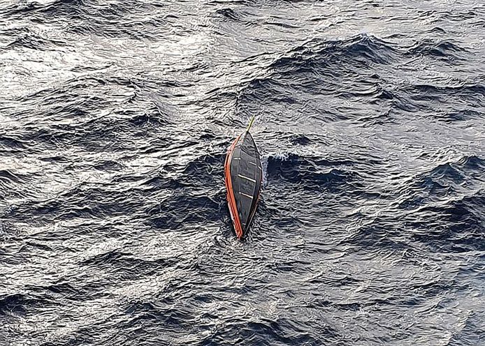 Cette photo polycopiée publiée par la marine portugaise le 23 janvier 2022 montre le bateau renversé de l'aventurier français Jean-Jacques Savin, au large de l'archipel portugais des Açores, le 21 janvier 2022.