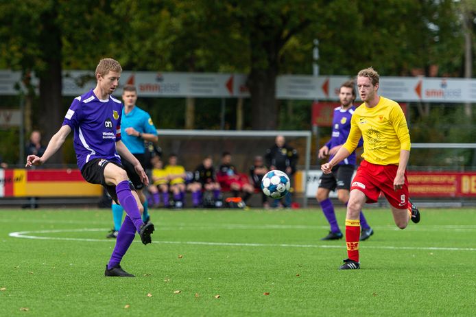 Aanvoerder Cas Mulder (links) in actie in de wedstrijd van zijn Beekbergen tegen Apeldoornse Boys.