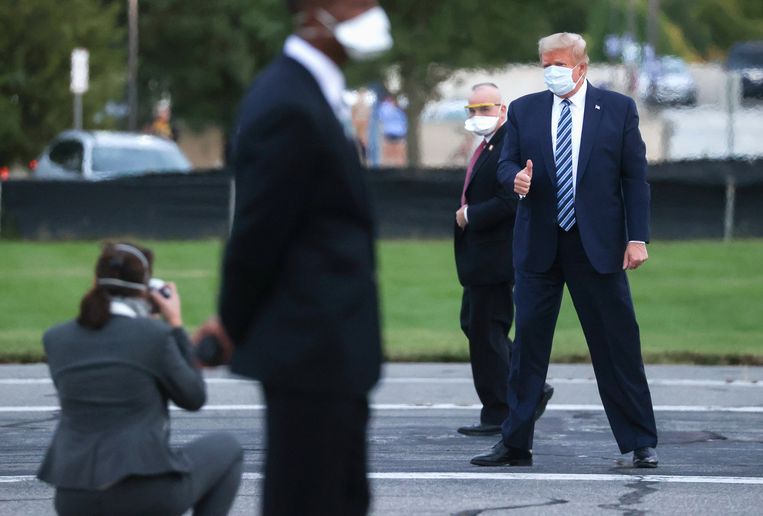 Trump maandag na zijn vertrek uit het ziekenhuis. Beeld Reuters