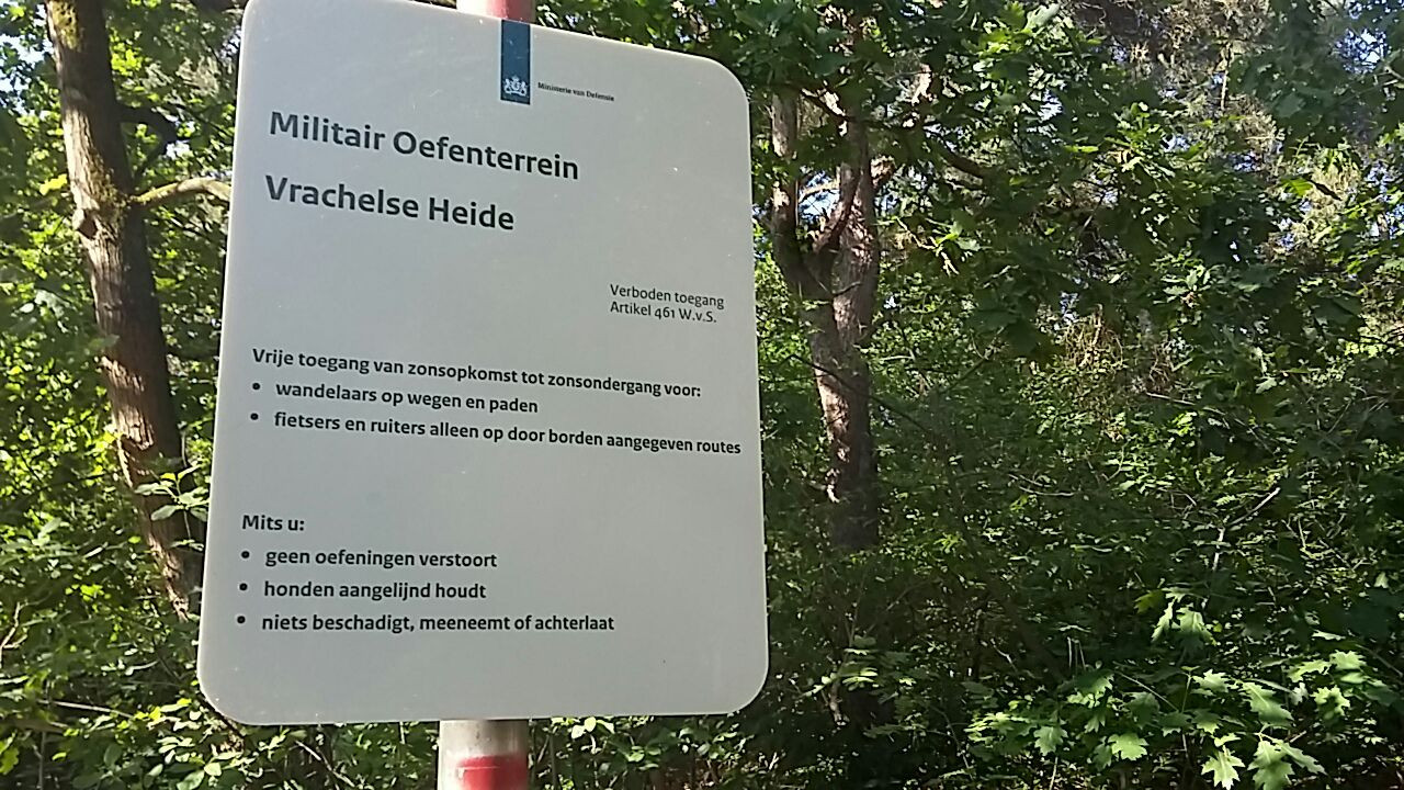 Borden van defensie op Vrachelse Heide.