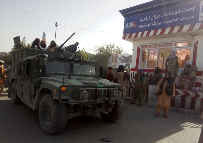 Taliban-strijders bewaken een checkpoint in Kunduz.