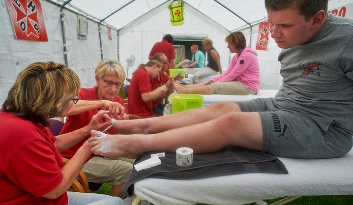 Het verzorgen van voeten van Vierdaagsewandelaars op archiefbeeld (2019).