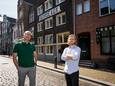Ernst-Jan Overduin (links) en Yannick de Vlieger voor een pand in de Wijnstraat dat nog eens extra benadrukt wat voor stempel de wijnhandel op Dordrecht heeft gedrukt. In de kelder van het pand werd vroeger wijn opgeslagen.