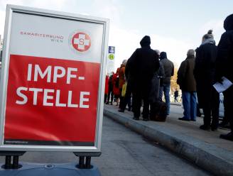 Oostenrijk voert algemene vaccinatieplicht in als eerste in Europa en gaat opnieuw in lockdown, ook start van skiseizoen uitgesteld
