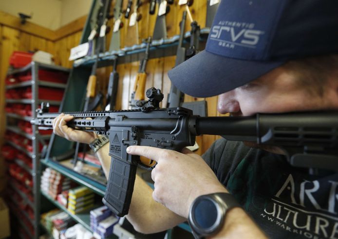 Een man richt een semi-automatische AR-15 in een winkel in Utah. Zo'n AR-15 werd ook gebruikt bij de schietpartij in de Marjory Stoneman Douglas High School in Parkland in februari, net als bij verschillende andere schietpartijen in de VS.