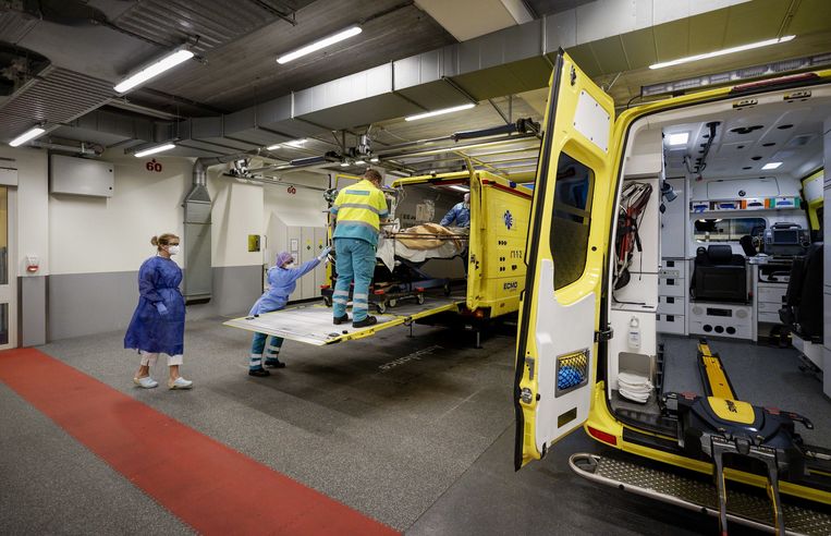 Een mobiele ‘intensive care’ bij het Catharina Ziekenhuis in Eindhoven. Beeld EPA
