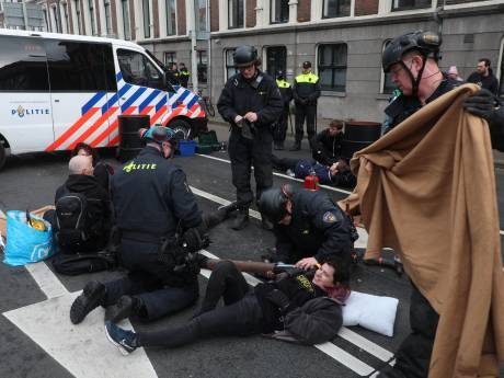 Ambtenaar die werd opgepakt bij klimaatdemonstratie neemt ontslag: ‘Voelde angstcultuur op kantoor’