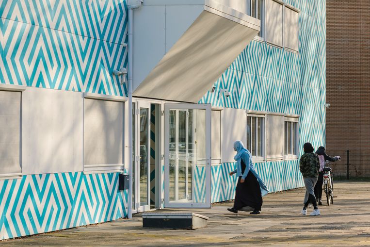 Het Cornelius Haga Lyceum, een islamitische middelbare school aan de Naritaweeg in Amsterdam. Beeld Marc Driessen