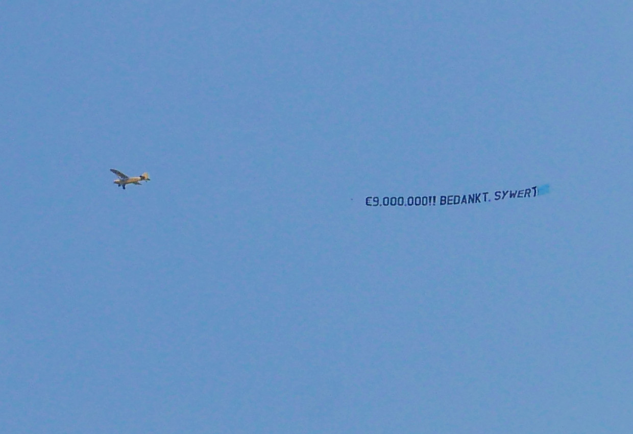 Urenlang vlogen deze week twee vliegtuigjes boven de Randstad, met een tekst alsof Van Lienden Nederland bedankt voor de 9 miljoen euro hij overhield aan de mondkapjesdeal. Wie er achter de actie zit is onbekend. Beeld Amber Beckers / ANP