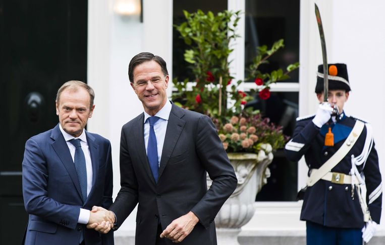 Donald Tusk en Mark Rutte in Den Haag. Beeld EPA
