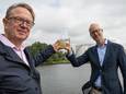 Professor Erik Roesink (l) en Michiel Staatsen  van NX filtration lieten in 2020 zien hoe hun nanofiltratie membraantechnologie water uit het Twentekanaal zelfs drinkbaar kan maken. Nu hebben ze het voor hun eigen bedrijf nodig.