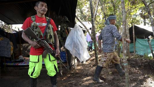 Een FARC-strijder bij een kamp in Caqueta.