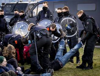 Ruim honderd klimaatactivisten opgepakt op Eindhoven Airport